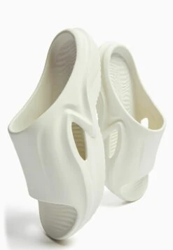 BERSHKA Technical - 12800160 - Badslippers - White -Pier One winkel 08fec9e69cce4554a67ab43c3984eb7e