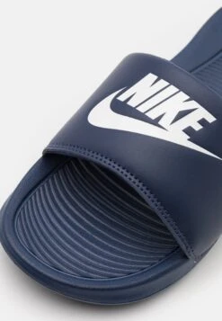 Nike Sportswear Victori One Slide - Muiltjes - Midnight Navy/White -Pier One winkel 751da4f1329a4519ba1f12e268b2c4aa
