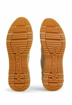 Calvin Klein Jeans Chunky Runner Oversized Brand - Sneakers Laag - Travertine -Pier One winkel 7c5653b4f22a45d69c1a2ec0647e54d7