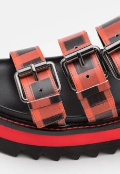 MOSCHINO Outdoorsandalen - Red 11 MOSCHINO Outdoorsandalen - Red -Pier One winkel e877687dca674db898b00c7c91cb4b50